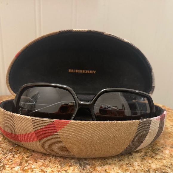 Burberry women’s oversized sunglasses - Picture 2 of 8